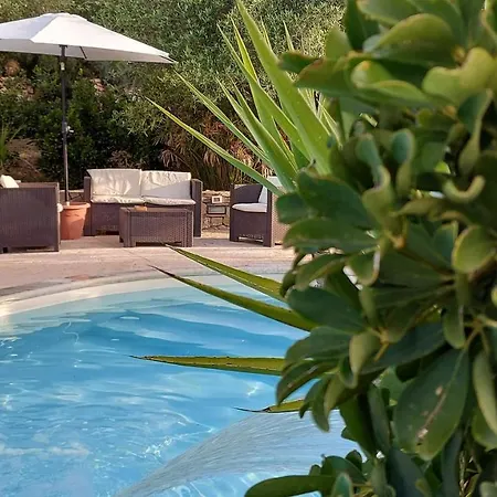 Alojamento de Acomodação e Pequeno-almoço La Di Segesta 4*